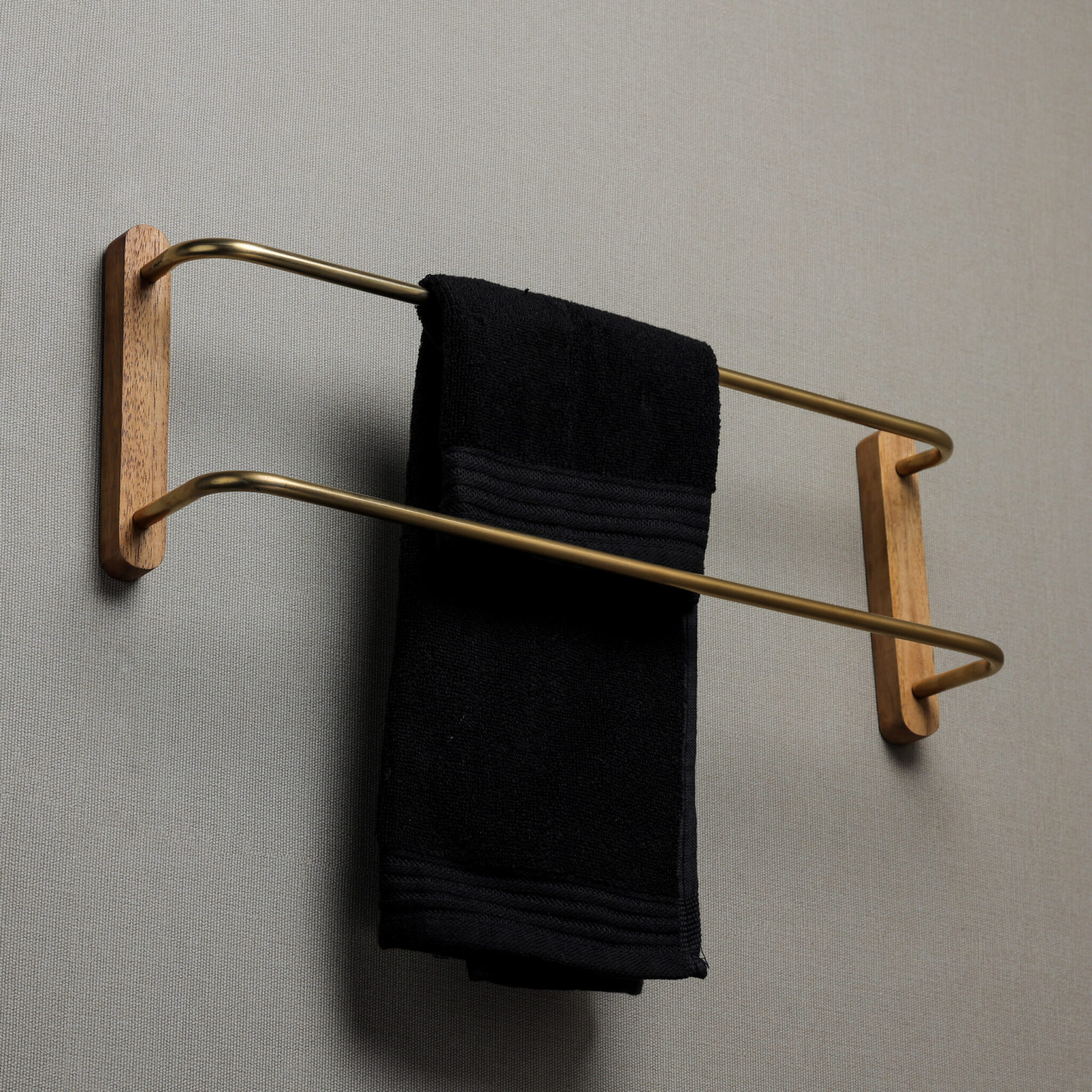 ءسيب Luxurious Towel Holder - Image 1